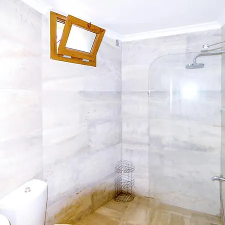 Kinali Sleeps 6 Pool Air Con Wifi